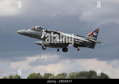 VA.1B-26/01-916, ein McDonnell Douglas EAV-8B+ Matador II, betrieben von 9 Geschwader (9a Escuadrilla) der spanischen Marine (Armada Española), die in RAF Fairford in Gloucestershire, England, ankommen, um an der Royal International Air Tattoo 2023 (RIAT 2023) teilzunehmen. Stockfoto