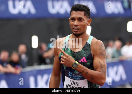 London, Großbritannien. 23. Juli 2023. Wayde van Niekerk aus Südafrika feiert nach dem Sieg des Finales der Herren 400m beim Diamond Leagues Athletics Meeting in London, Großbritannien, am 23. Juli 2023. Kredit: Li Ying/Xinhua/Alamy Live News Stockfoto