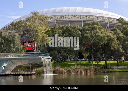 Das Wasserspiel am Ende der Fußbrücke am Fluss Torrens mit Adelaide Oval hinter Adelaide South Australia am 23. 2023. Juli Stockfoto