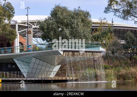 Das Wasserspiel am Ende der River Torrens Fußbrücke in Adelaide South Australia am 23. 2023. Juli Stockfoto