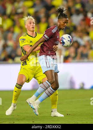 Nashville, USA. 23. Juli 2023: Colorado Rapids Forward Michael Barrios (12) und Nashville SC Defender Lukas MacNaughton (3) kämpfen um den Ball während der zweiten Hälfte eines MLS-Spiels zwischen Colorado Rapids und Nashville SC im Geodis Park in Nashville, TN Steve Roberts/CSM Credit: CAL Sport Media/Alamy Live News Stockfoto