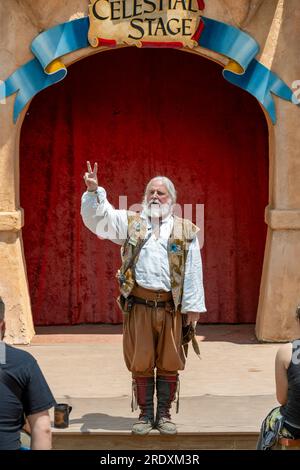 Larkspur, Colorado - 15. Juli 2023: Colorado Renaissance Festival. Moderne Stadt in der Nähe von Colorado Springs, die in ein Tudor-Dorf aus dem 16. Jahrhundert umgewandelt wurde Stockfoto