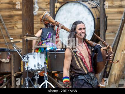 Larkspur, Colorado - 15. Juli 2023: Colorado Renaissance Festival. Moderne Stadt in der Nähe von Colorado Springs, die in ein Tudor-Dorf aus dem 16. Jahrhundert umgewandelt wurde Stockfoto