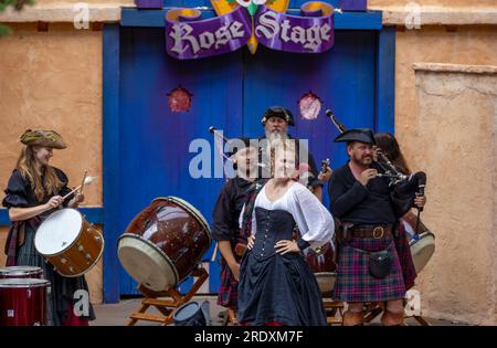 Larkspur, Colorado - 15. Juli 2023: Colorado Renaissance Festival. Moderne Stadt in der Nähe von Colorado Springs, die in ein Tudor-Dorf aus dem 16. Jahrhundert umgewandelt wurde Stockfoto