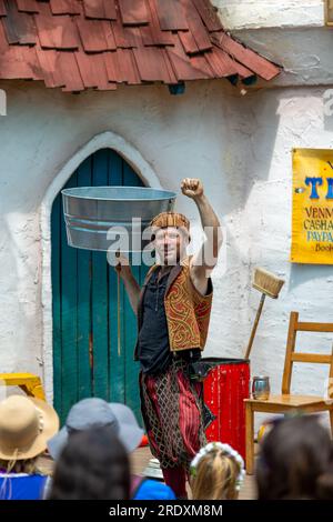 Larkspur, Colorado - 15. Juli 2023: Colorado Renaissance Festival. Moderne Stadt in der Nähe von Colorado Springs, die in ein Tudor-Dorf aus dem 16. Jahrhundert umgewandelt wurde Stockfoto