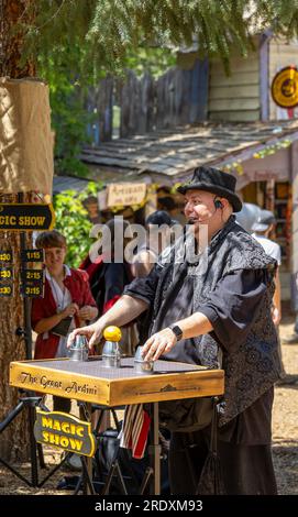 Larkspur, Colorado - 15. Juli 2023: Colorado Renaissance Festival. Moderne Stadt in der Nähe von Colorado Springs, die in ein Tudor-Dorf aus dem 16. Jahrhundert umgewandelt wurde Stockfoto