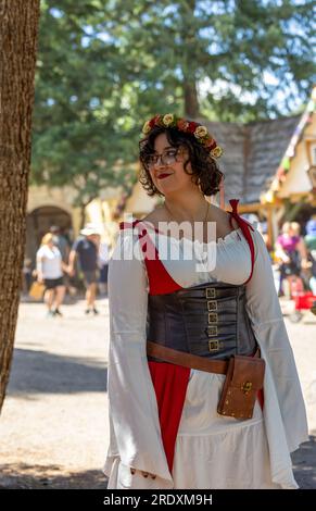 Larkspur, Colorado - 15. Juli 2023: Colorado Renaissance Festival. Moderne Stadt in der Nähe von Colorado Springs, die in ein Tudor-Dorf aus dem 16. Jahrhundert umgewandelt wurde Stockfoto