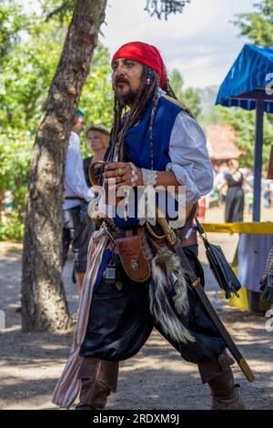 Larkspur, Colorado - 15. Juli 2023: Colorado Renaissance Festival. Moderne Stadt in der Nähe von Colorado Springs, die in ein Tudor-Dorf aus dem 16. Jahrhundert umgewandelt wurde Stockfoto