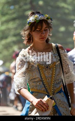 Larkspur, Colorado - 15. Juli 2023: Colorado Renaissance Festival. Moderne Stadt in der Nähe von Colorado Springs, die in ein Tudor-Dorf aus dem 16. Jahrhundert umgewandelt wurde Stockfoto