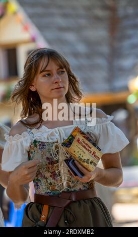 Larkspur, Colorado - 15. Juli 2023: Colorado Renaissance Festival. Moderne Stadt in der Nähe von Colorado Springs, die in ein Tudor-Dorf aus dem 16. Jahrhundert umgewandelt wurde Stockfoto