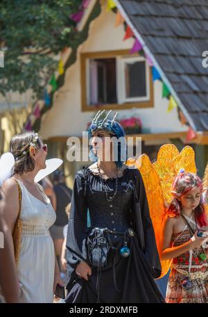 Larkspur, Colorado - 15. Juli 2023: Colorado Renaissance Festival. Moderne Stadt in der Nähe von Colorado Springs, die in ein Tudor-Dorf aus dem 16. Jahrhundert umgewandelt wurde Stockfoto