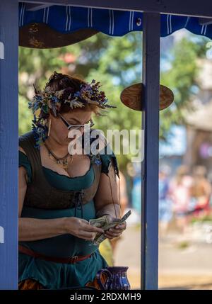 Larkspur, Colorado - 15. Juli 2023: Colorado Renaissance Festival. Moderne Stadt in der Nähe von Colorado Springs, die in ein Tudor-Dorf aus dem 16. Jahrhundert umgewandelt wurde Stockfoto