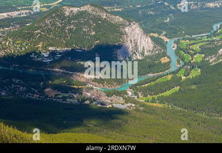 Blick auf Banff Town und Banff Springs Hotel mit Bow River, Banff National Park, Alberta, Kanada. Stockfoto