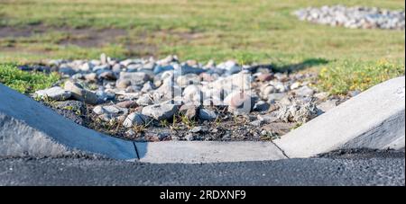 Ausschnitt für Stauschwellen des Parkplatzes für Regenwasserabfluss. Stockfoto