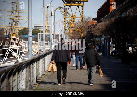 Buenos Aires, Argentinien. 23. Juli 2023. Während der Winterferien werden Besucher in Puerto Madero gesehen. Ausländische und nationale Touristen besuchen die Stadt Buenos Aires während der Winterferien. Kredit: SOPA Images Limited/Alamy Live News Stockfoto