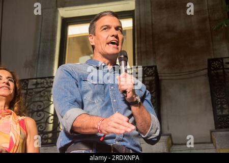 23. Juli 2023, Madrid, Madrid, Spanien: Der sozialistische Kandidat ist auf den Balkon des Parteihauptquartiers in Ferraz gegangen, wo Hunderte von Anhängern auf ihn warteten, um das Wahlergebnis zu feiern. Nach 11:30 Uhr begrüßte SÃnchez seine Familie und dankte ihnen für ihre Stimmen und ihr Engagement während des Wahlkampfes. Pedro SÃnchez hat ein Wahlergebnis erzielt, das viel besser ist als das, was ihm die meisten Umfragen gaben. Auch wenn es sich bei weitem nicht um eine absolute Mehrheit nur mit den Stimmen von Sumar handelt, hat die PSOE zwei weitere Abgeordnete als bei den Wahlen von 2019 und die Summe von PP an erreicht Stockfoto