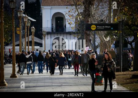 Buenos Aires, Argentinien. 23. Juli 2023. Touristen besichtigen die Plaza de Mayo während der Winterferien. Ausländische und nationale Touristen besuchen die Stadt Buenos Aires während der Winterferien. (Foto: Roberto Tuero/SOPA Images/Sipa USA) Guthaben: SIPA USA/Alamy Live News Stockfoto