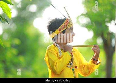 Schickes Kleid Krishna, indischer Lachs krishna Stockfoto