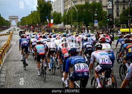 Paris, Frankreich. 23. Juli 2023. Mit dem Triumphbogen (Arc de Triomphe) im Foto von Victor Joly/ABACAPRESS.COM Kredit: Abaca Press/Alamy Live News Stockfoto