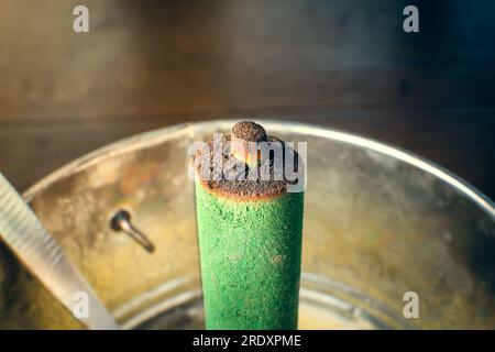 Mückenschutzmittel für den Außenbereich. Insektizidstäbchen von grünen Mücken, Nahaufnahme Stockfoto