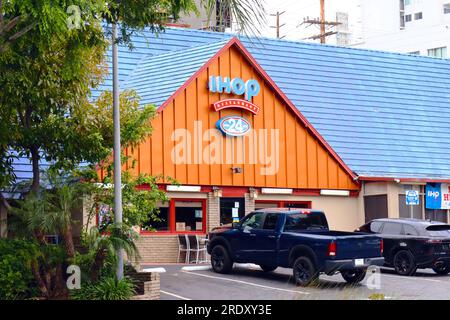 West Hollywood, Kalifornien: IHOP (International House of Pancakes) Restaurant. IHOP bietet eine Auswahl an Frühstücks-, Mittags- und Abendmahlzeiten Stockfoto