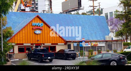 West Hollywood, Kalifornien: IHOP (International House of Pancakes) Restaurant. IHOP bietet eine Auswahl an Frühstücks-, Mittags- und Abendmahlzeiten Stockfoto