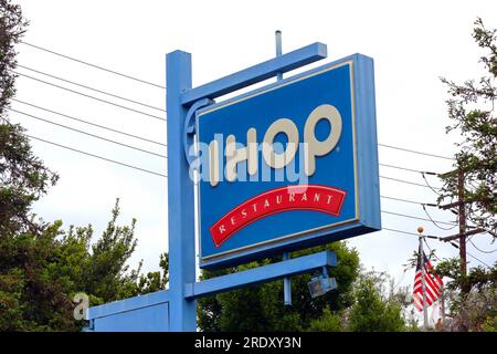 West Hollywood, Kalifornien: IHOP (International House of Pancakes) Restaurant. IHOP bietet eine Auswahl an Frühstücks-, Mittags- und Abendmahlzeiten Stockfoto