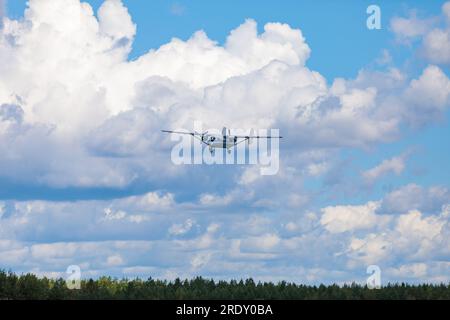 Das Flugzeug auf dem Feld für Fallschirmspringer. Stockfoto