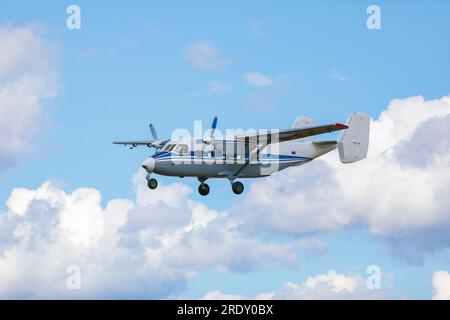 Das Flugzeug auf dem Feld für Fallschirmspringer. Stockfoto
