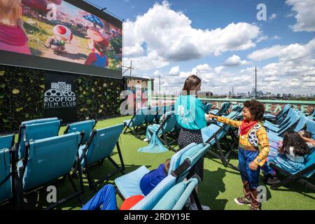 NUR Leo-Mayowa Adewuyi, 7, nimmt seinen Platz bei einer Sommervorstellung der Super Mario Bros. Ein Film im Rooftop Film Club, Peckham. Ausgabedatum: Montag, 24. Juli 2023. Stockfoto
