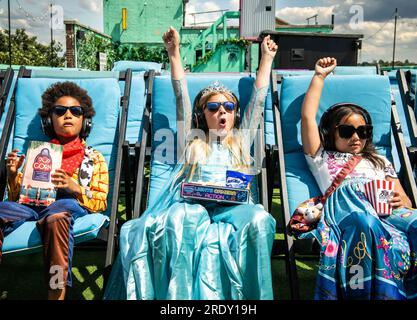 NUR REDAKTIONELLER GEBRAUCH (von links nach rechts) Leo-Mayowa Adewuyi, 7, Polly-Rose Mulhearn, 8, und Freyja Elizabeth Newman, 6, nehmen ihre Plätze bei einer Sommervorführung der Super Mario Bros. Ein Film im Rooftop Film Club, Peckham. Ausgabedatum: Montag, 24. Juli 2023. Stockfoto