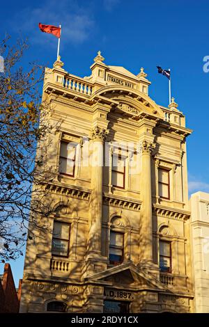 Ballarat Australien / Ballarats historisches Camp Street Streetscape. Hier sehen Sie das Ballarat Trades Hall-Gebäude aus dem Jahr 1888. Ballarat hat ein stolzes Hallo Stockfoto