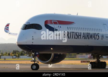 Richmond, British Columbia, Kanada. 20. Juli 2023. Ein British Airways Airbus A350-1000 Jetliner (G-XWBM) fährt nach der Landung am Vancouver International Airport zu einem Ankunftstor. (Kreditbild: © Bayne Stanley/ZUMA Press Wire) NUR REDAKTIONELLE VERWENDUNG! Nicht für den kommerziellen GEBRAUCH! Stockfoto