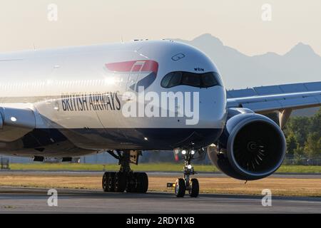 Richmond, British Columbia, Kanada. 20. Juli 2023. Ein British Airways Airbus A350-1000 Jetliner (G-XWBM) fährt nach der Landung am Vancouver International Airport zu einem Ankunftstor. (Kreditbild: © Bayne Stanley/ZUMA Press Wire) NUR REDAKTIONELLE VERWENDUNG! Nicht für den kommerziellen GEBRAUCH! Stockfoto