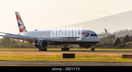 Richmond, British Columbia, Kanada. 20. Juli 2023. Ein British Airways Airbus A350-1000 Jetliner (G-XWBM) landet am Vancouver International Airport. (Kreditbild: © Bayne Stanley/ZUMA Press Wire) NUR REDAKTIONELLE VERWENDUNG! Nicht für den kommerziellen GEBRAUCH! Stockfoto