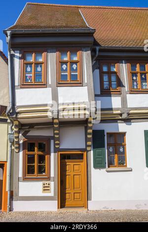 Das schiefe alte Haus im historischen Kurort Bad Salzelmen Stockfoto