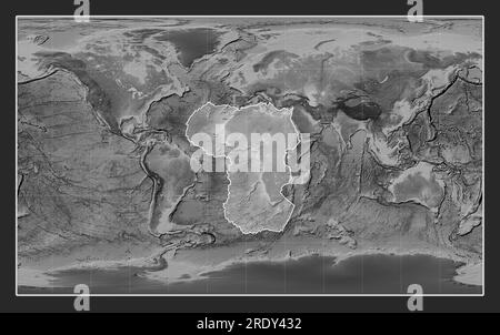 Afrikanische tektonische Platte auf der Grauskala-Elevationskarte in der Compact Miller-Projektion meridional zentriert. Stockfoto