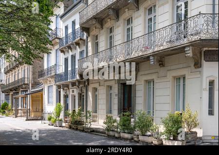 Die klassische Architektur des Allée d'Etigny in Bagnères-de-Luchon, Frankreich Stockfoto