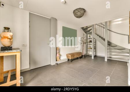 Ein Wohnzimmer mit Treppe und eine Treppe, die in den zweiten Stock in einem Apartment oder Stadthaus-Haus führt Stockfoto