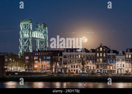 Vollmond über der Nordinsel in Rotterdam mit der historischen Eisenbahnbrücke bei Nacht Stockfoto