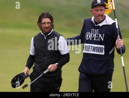 Hoylake, Merseyside, Großbritannien. 23. Juli 2023; Royal Liverpool Golf Club, Hoylake, Merseyside, England: Die Open Championship Final Round; Tommy Fleetwood (eng) schließt seine Runde und geht mit seinem Caddie Credit: Action Plus Sports Images/Alamy Live News Stockfoto