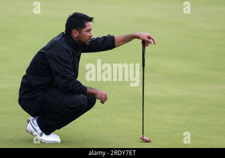 Hoylake, Merseyside, Großbritannien. 23. Juli 2023; Royal Liverpool Golf Club, Hoylake, Merseyside, England: Die Open Championship Final Round; Jason Day (AUS) studiert seinen Putt zum Green 18. Credit: Action Plus Sports Images/Alamy Live News Stockfoto