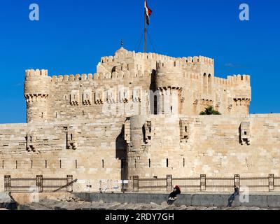 Die Zitadelle von Qaitbay befindet sich an der nördlichen Spitze der Insel Pharos an der Mündung des östlichen Hafens von Alexandria und ist eine Festung aus dem 15. Jahrhundert Stockfoto