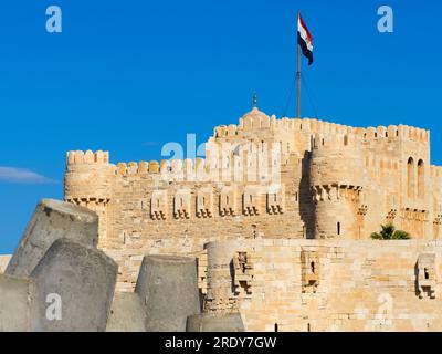 Die Zitadelle von Qaitbay befindet sich an der nördlichen Spitze der Insel Pharos an der Mündung des östlichen Hafens von Alexandria und ist eine Festung aus dem 15. Jahrhundert Stockfoto