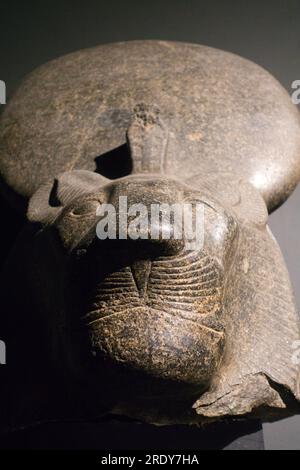 Das 2003 eingeweihte Alexandria National Museum befindet sich in einem renovierten Palast im italienischen Stil in der Tariq Al-Horreya Straße. Teilt euch in drei Stockwerke auf Stockfoto