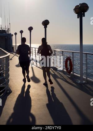 Laufstrecken sind meine Geheimwaffe und ein bevorzugter Drehort an Bord von Kreuzfahrtschiffen. Das Herumschmuggeln hilft nicht nur im Kampf-Agai Stockfoto