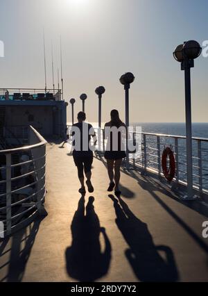 Laufstrecken sind meine Geheimwaffe und ein bevorzugter Drehort an Bord von Kreuzfahrtschiffen. Das Herumschmuggeln hilft nicht nur im Kampf-Agai Stockfoto