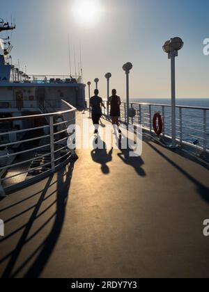 Laufstrecken sind meine Geheimwaffe und ein bevorzugter Drehort an Bord von Kreuzfahrtschiffen. Das Herumschmuggeln hilft nicht nur im Kampf-Agai Stockfoto