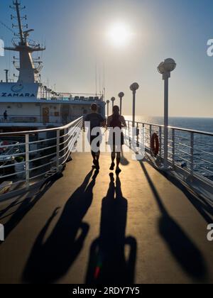 Laufstrecken sind meine Geheimwaffe und ein bevorzugter Drehort an Bord von Kreuzfahrtschiffen. Das Herumschmuggeln hilft nicht nur im Kampf-Agai Stockfoto