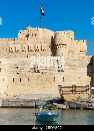 Die Zitadelle von Qaitbay befindet sich an der nördlichen Spitze der Insel Pharos an der Mündung des östlichen Hafens von Alexandria und ist eine Festung aus dem 15. Jahrhundert Stockfoto